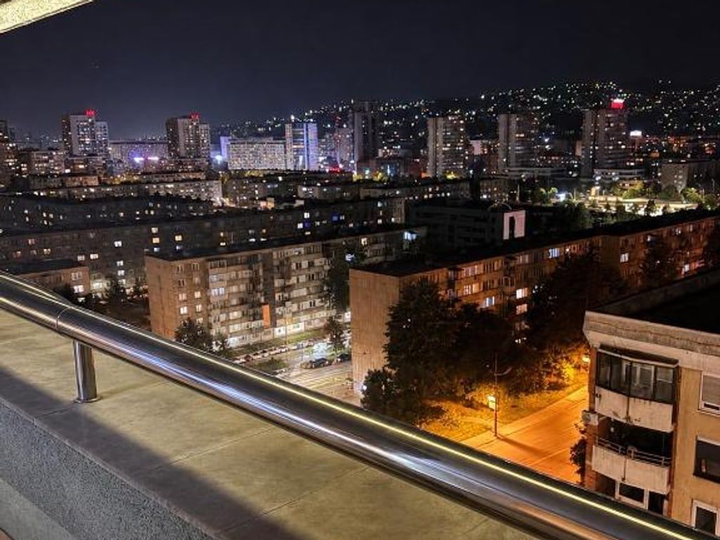 Pogled na Sarajevo s terase uveče