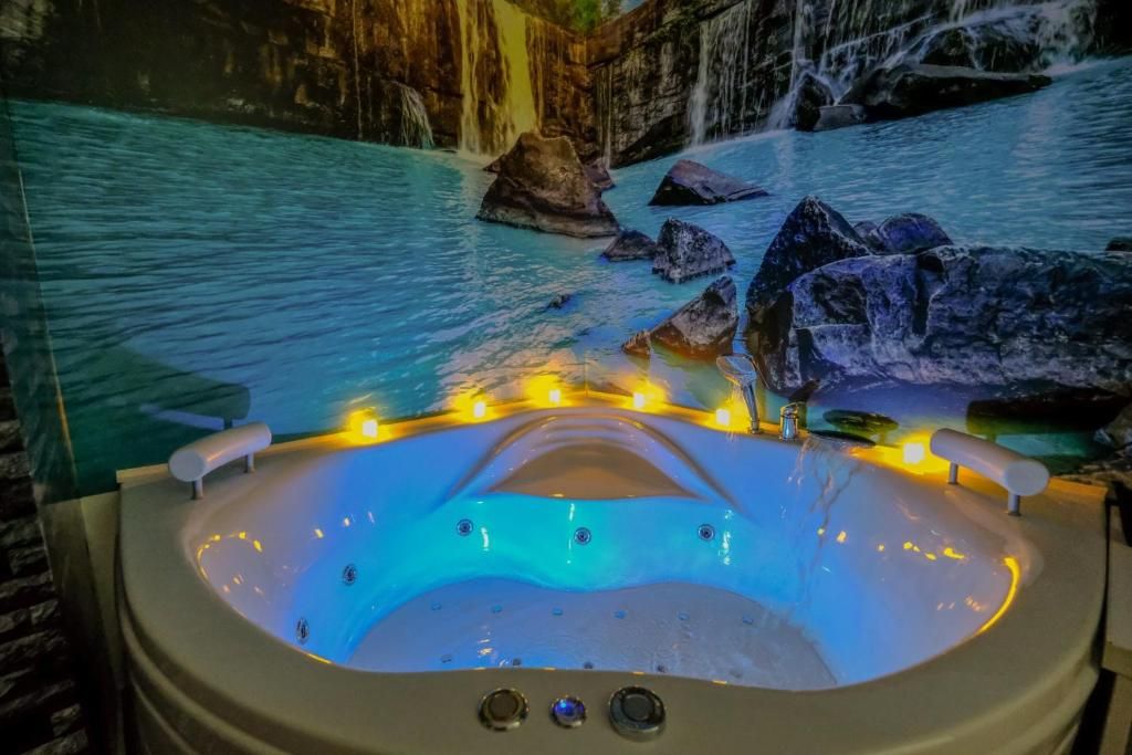 Kupatilo s jacuzzijem u apartmanu Bulevar, Sarajevo